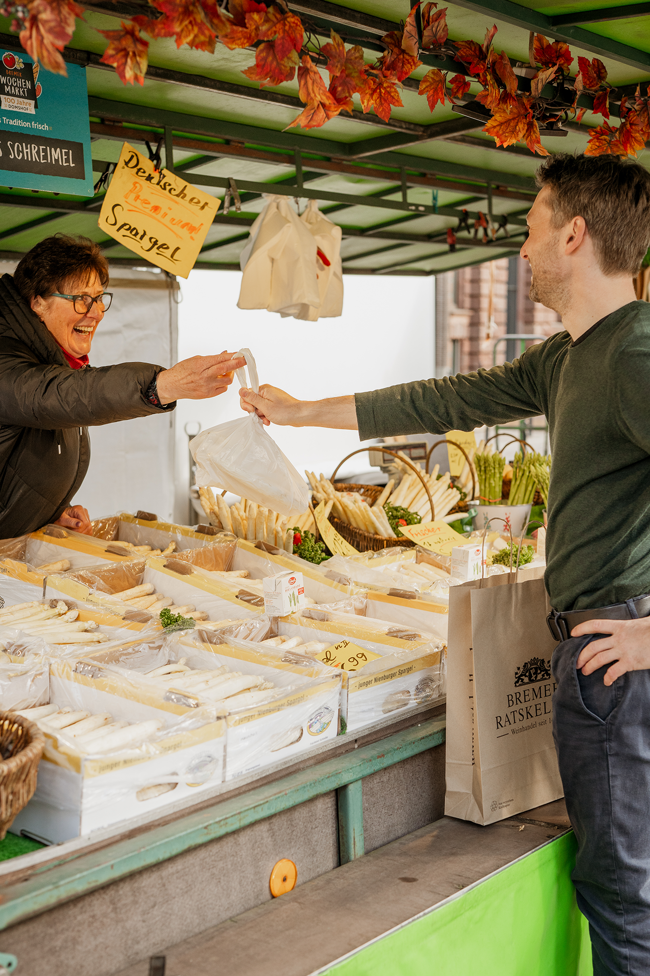 Ratskellermeister Frederik Janus kauft Spargel auf dem Wochenmarkt Domshof