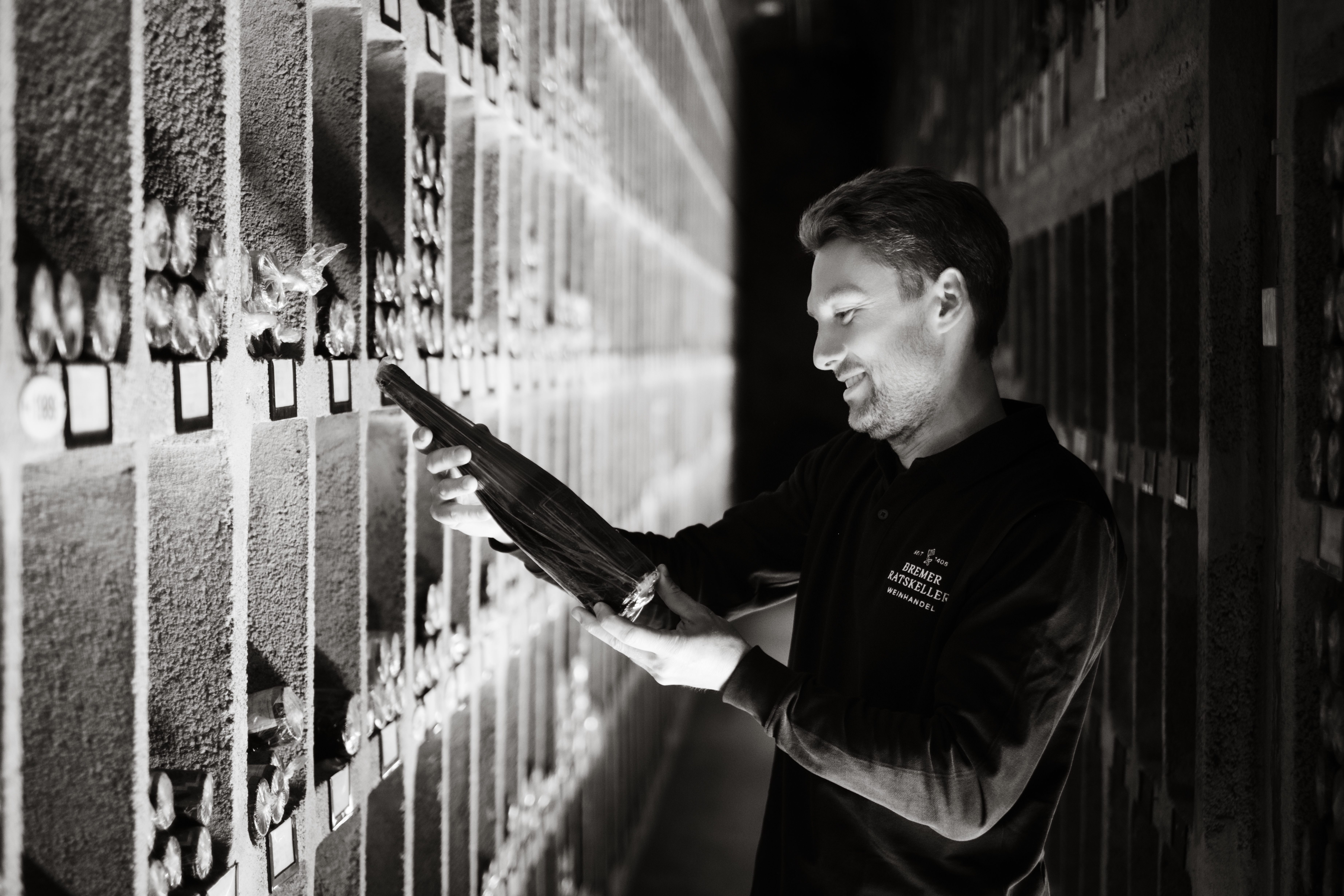 Schatz­kammer Ratskellermeister Frederik Janus in der Schatzkammer vom Bremer Ratskeller