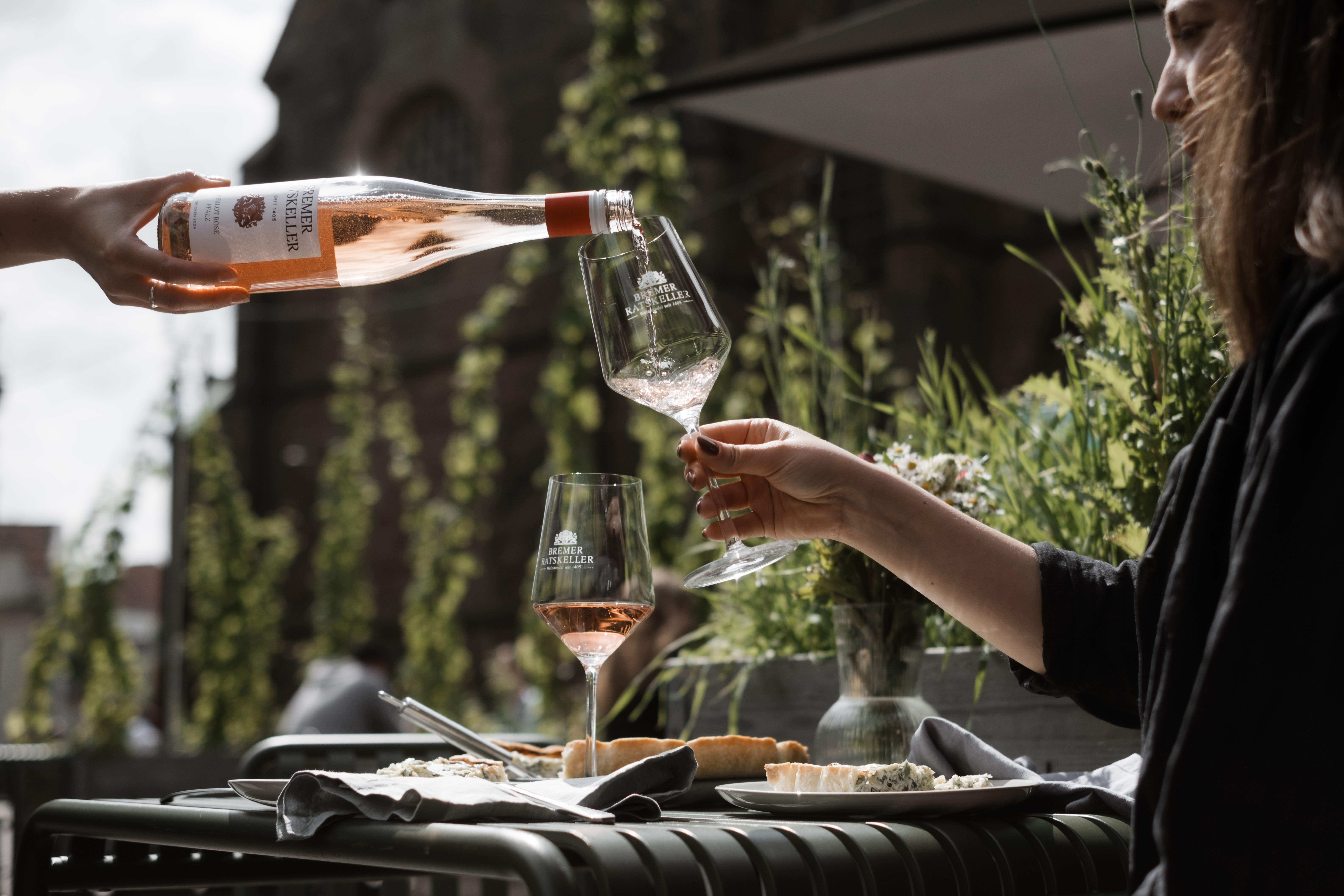 Rosé vom Ratskeller am Weinpavillon Am Weinpavillon werden zwei Weingläser mit einem Roséwein vom Bremer Ratskeller gefüllt