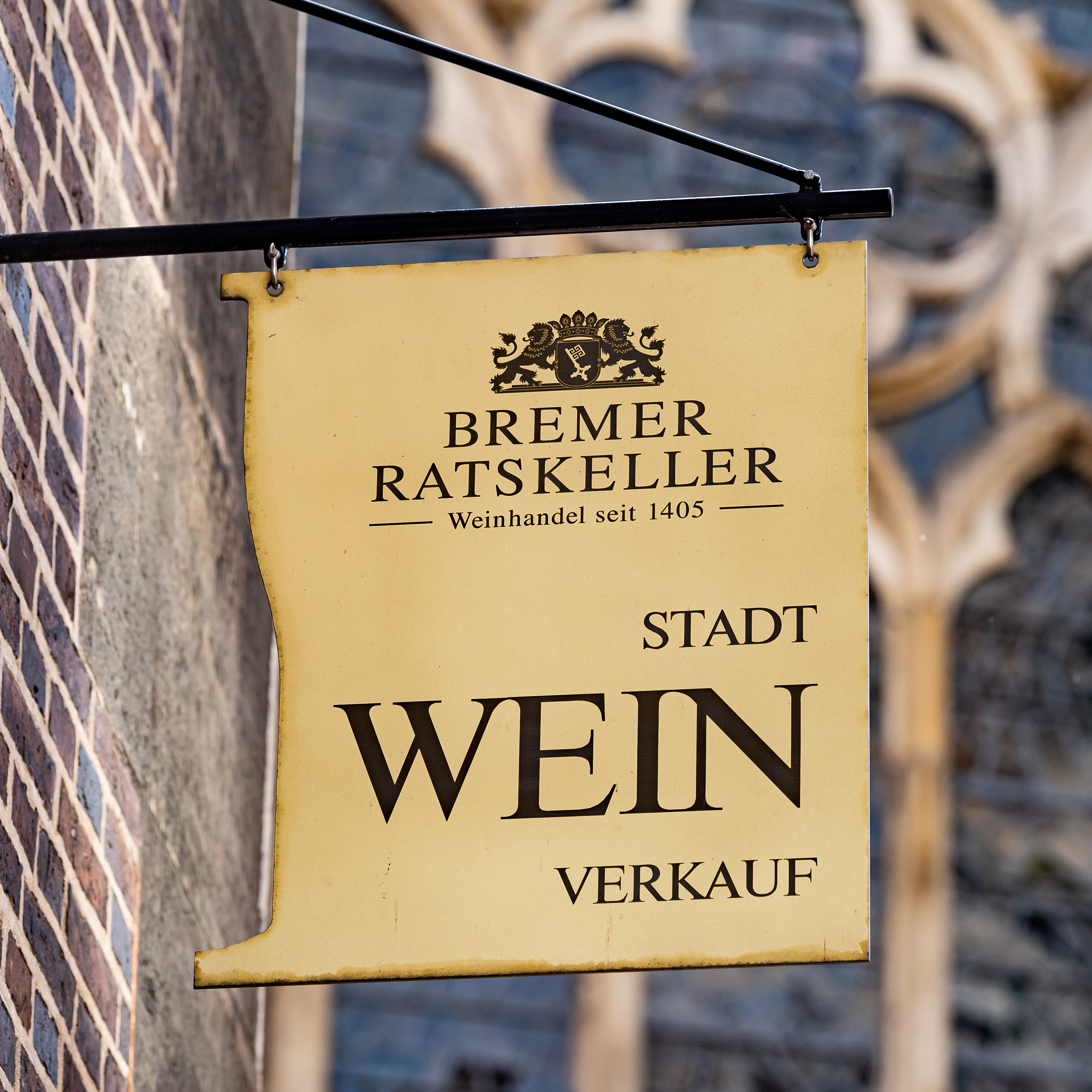 Messing Schild vom Stadtweinverkauf an der Fassade des Bremer Rathauses