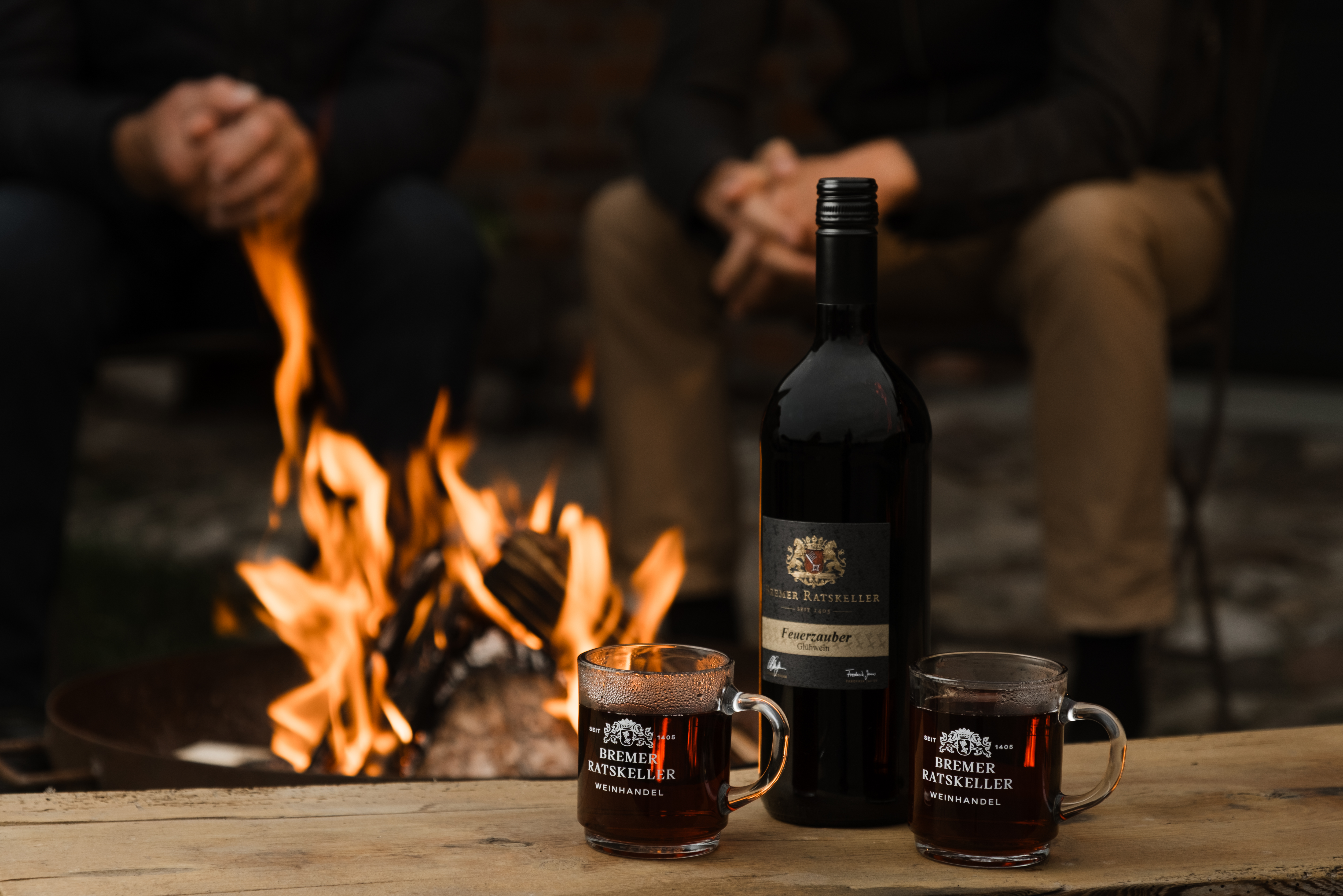 Bremer Ratskeller Feuerzauber Glühwein auf einer Holzbank vor einer Feuerschale