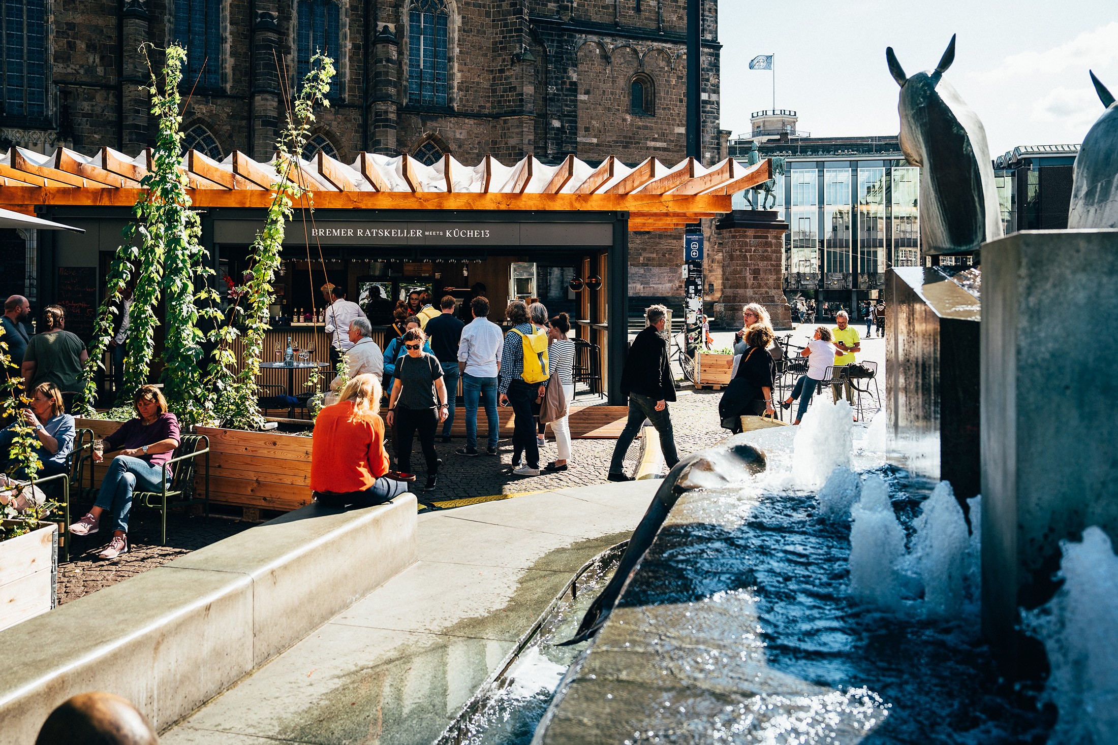 Weinpavillon Open Space Domshof Bremen Weinpavillon vom Bremer Ratskeller neben dem Neptunbrunnen auf dem Domshof