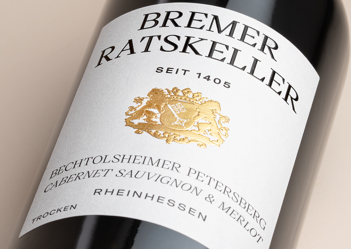 Weinflasche mit Bremer Ratskeller Etikett mit goldenem Staatswappen