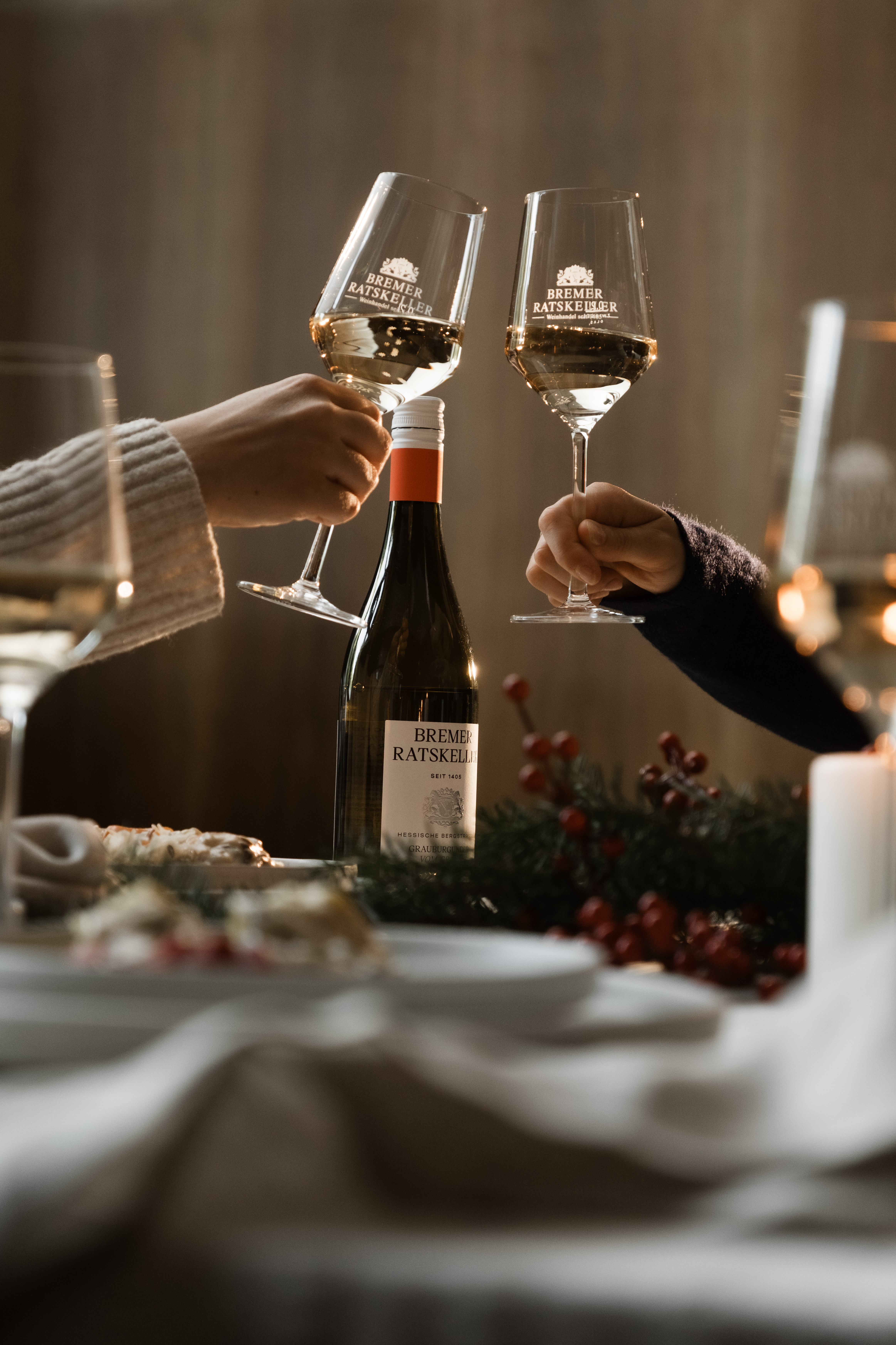 Anstoßen über einer festlichen Tafel mit Bremer Ratskeller Wein