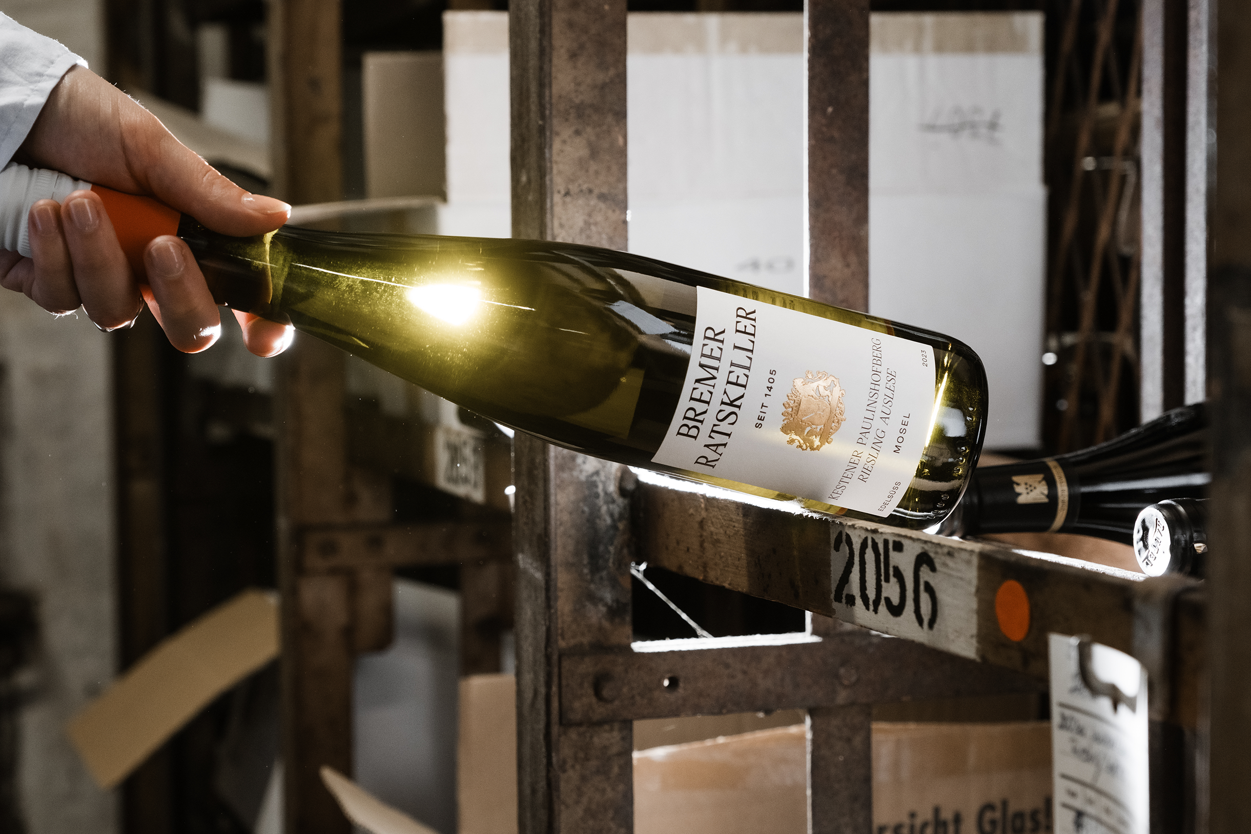 Weinregal im Bremer Ratskeller Weinflasche wird aus dem Regal genommen