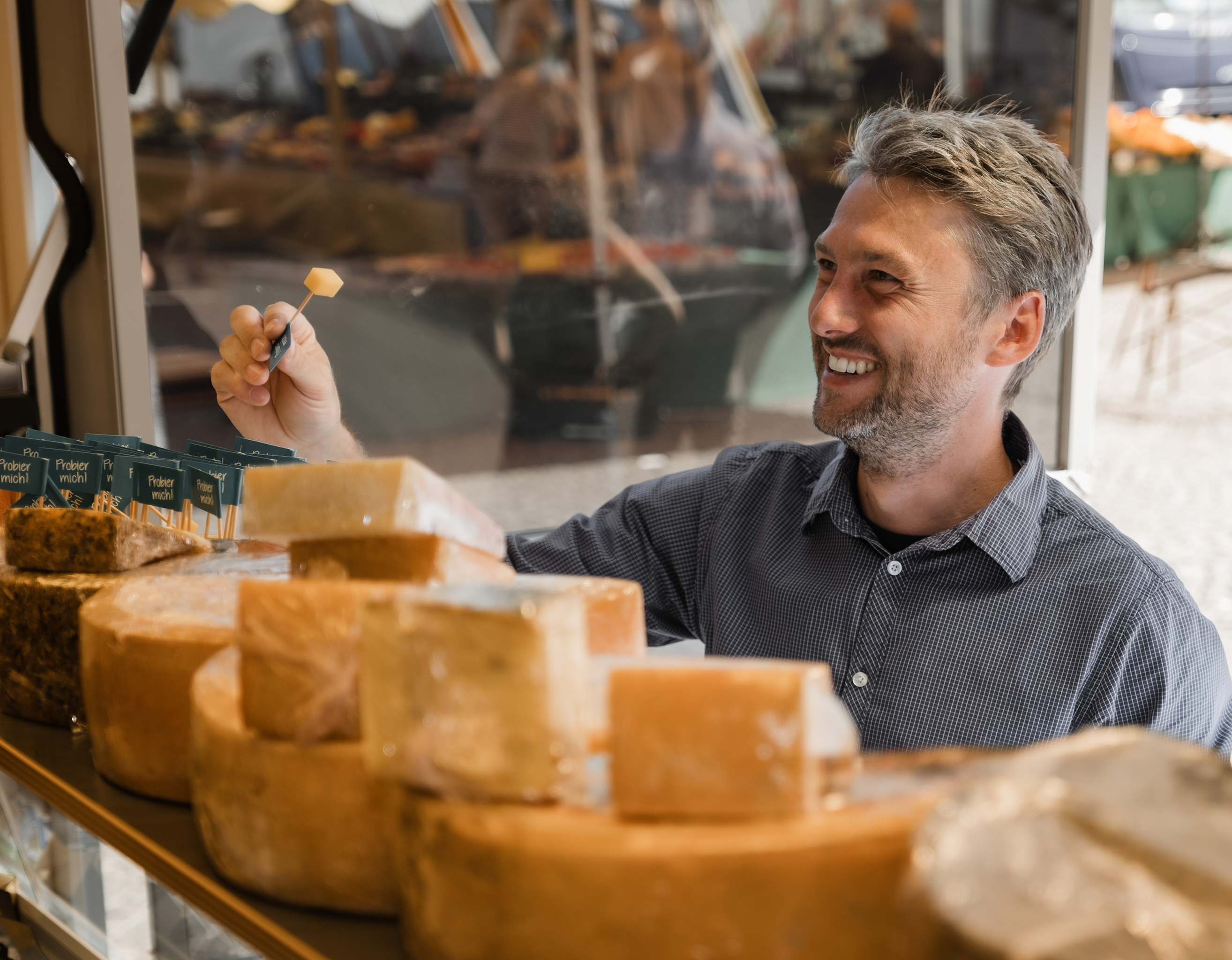 Ratskellermeister Käseprobe Ratskellermeister Janus probiert Käse an einem Marktstand