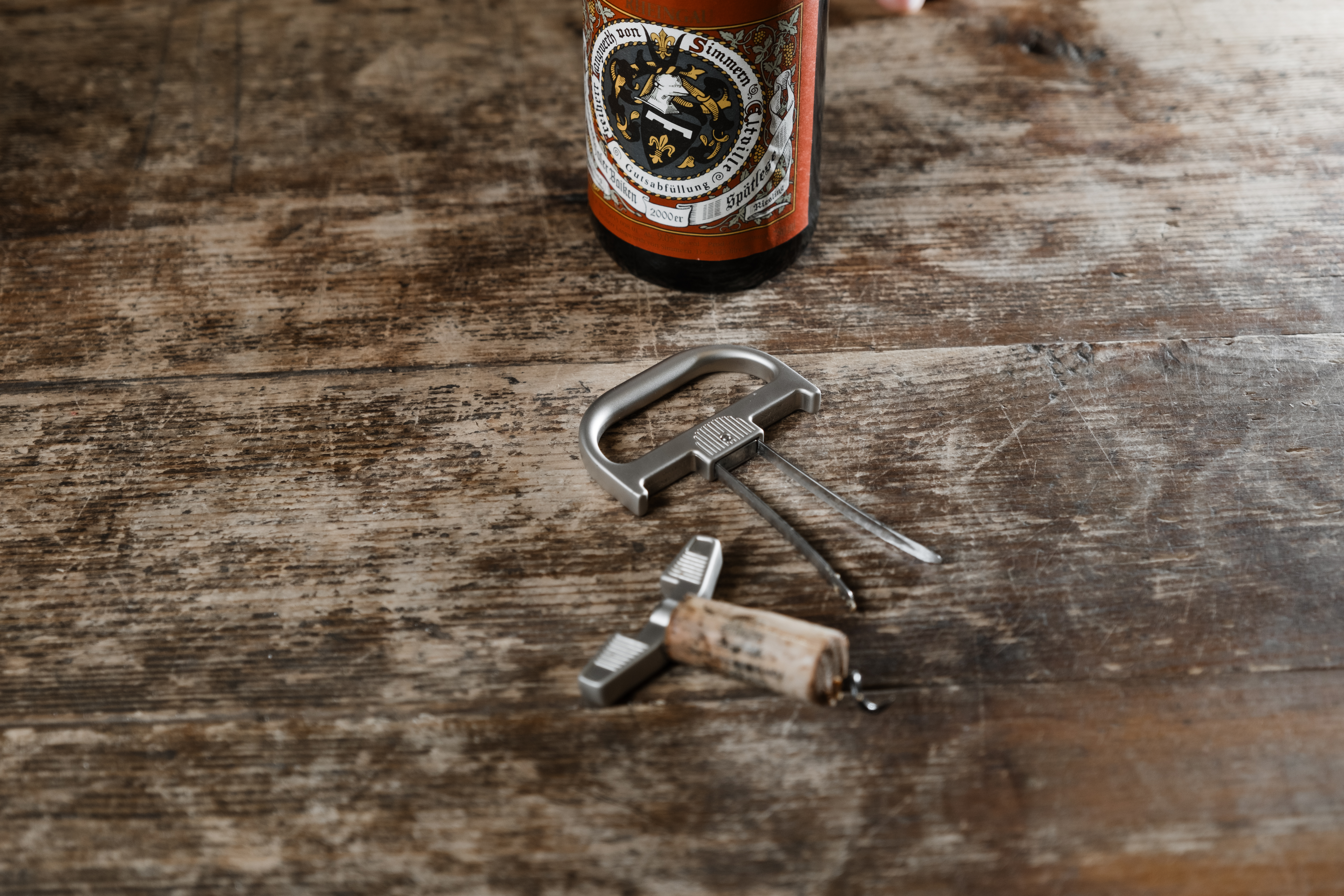 Accessoires Durand Weinöffner auf einem alten Holztisch